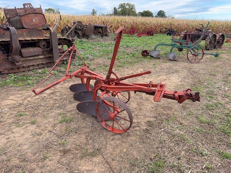 oliver-three-bottom-vineyard-plow-image-4