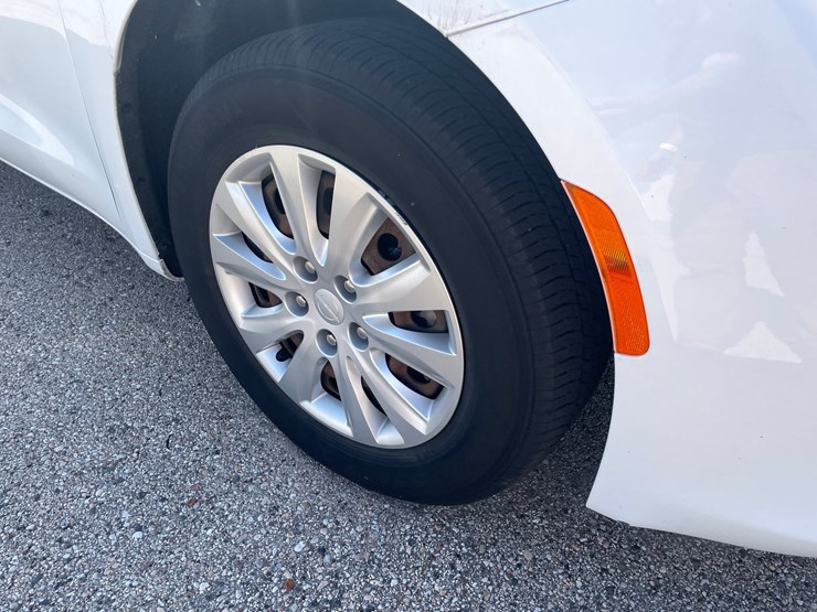 #1520-•-2020-chrysler-voyager-mini-van-(has-wi-title)-image-13
