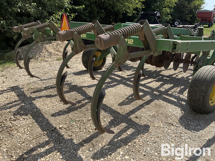 john-deere-712-pull-type-12'-disk-chisel-ripper-image-16