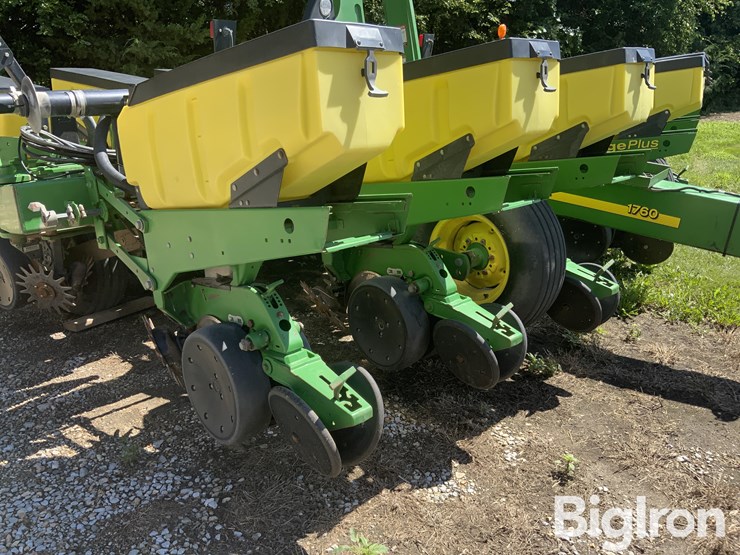 2004-john-deere-1760-maxemerge-plus-12r30"-vacuum-planter-image-19