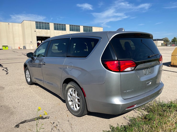#1518-•-2020-chrysler-voyager-mini-van-(has-wi-title)-image-7