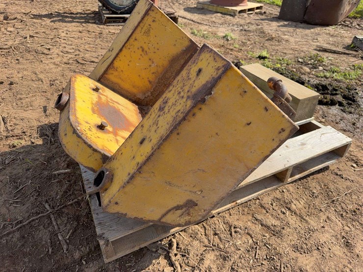 caterpillar-seat/fuel-tank-image-9