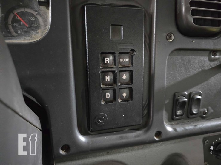 2004-freightliner-business-class-m2-106-image-13