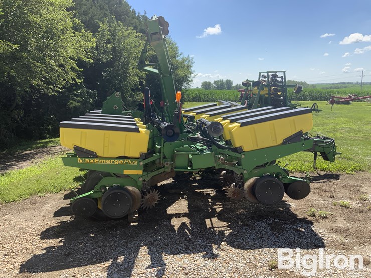 2004-john-deere-1760-maxemerge-plus-12r30"-vacuum-planter-image-4