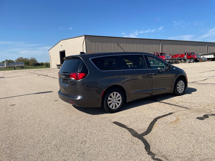 #1517-•-2021-chrysler-voyager-mini-van-(has-wi-title)-image-30