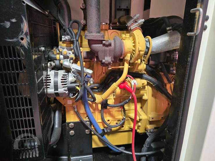 2015-caterpillar-xq30-8-image-15