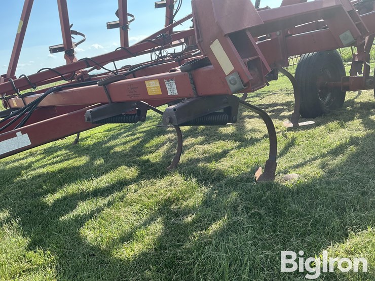 case-ih-4800-vibra-shank-field-cultivator-image-15