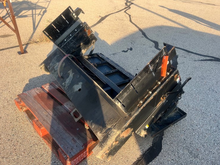 #1514-•-1,300-lb.-electric-tommy-gate-image-4