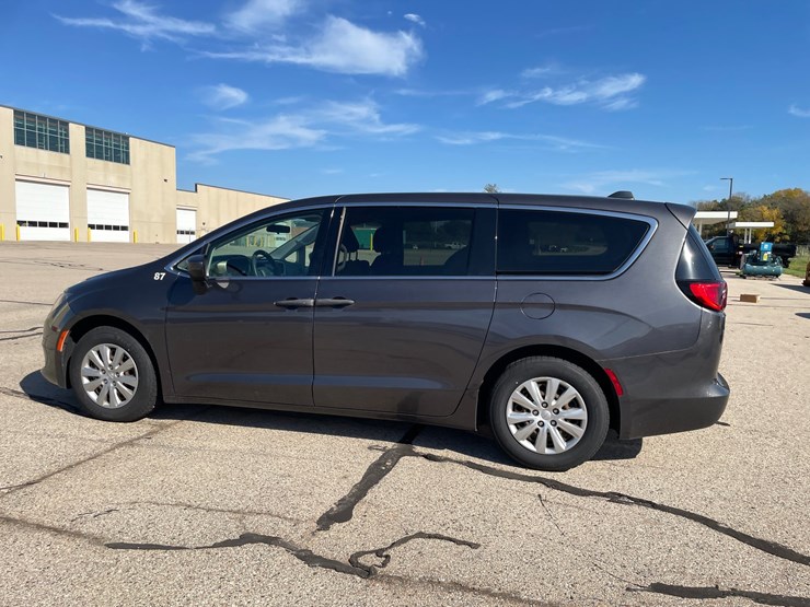 #1521-•-2021-chrysler-voyager-mini-van-(has-wi-title)-image-8