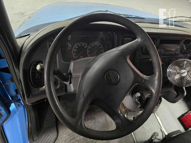 2010-freightliner-business-class-m2-106-image-10