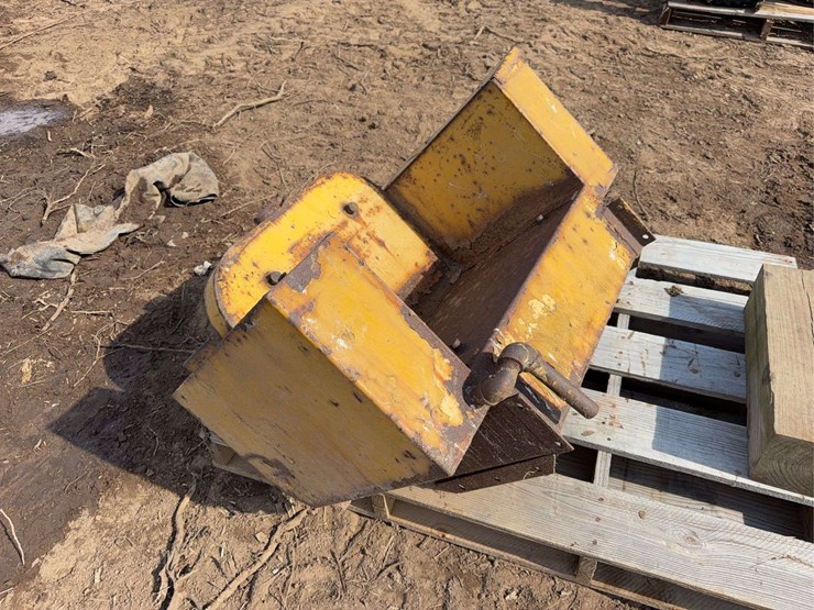 caterpillar-seat/fuel-tank-image-1