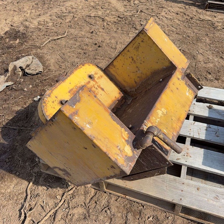 Caterpillar Seat/Fuel Tank