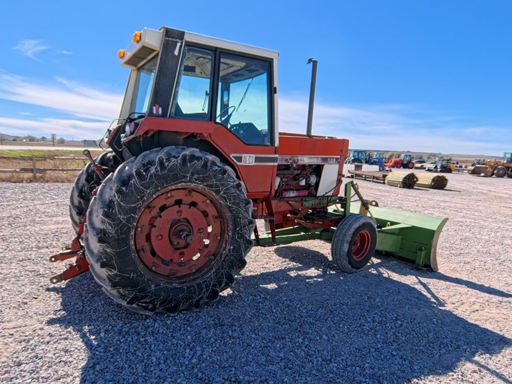 #1056-•-international-986-tractor-image-4