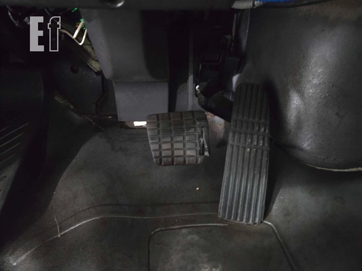 2004-freightliner-business-class-m2-106-image-11