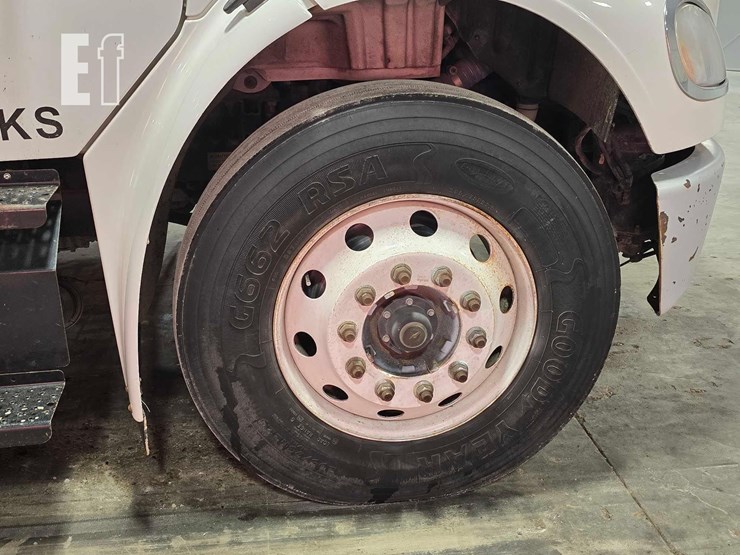 2013-freightliner-business-class-m2-106-image-27