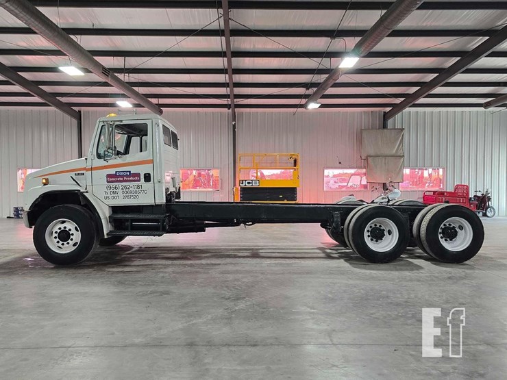2000-freightliner-fl80-image-5