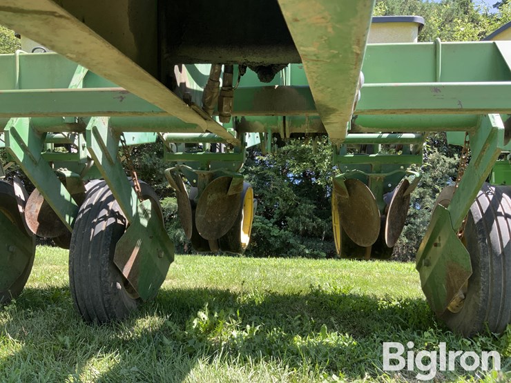 john-deere-7000-6r30"-planter-w/markers-image-16