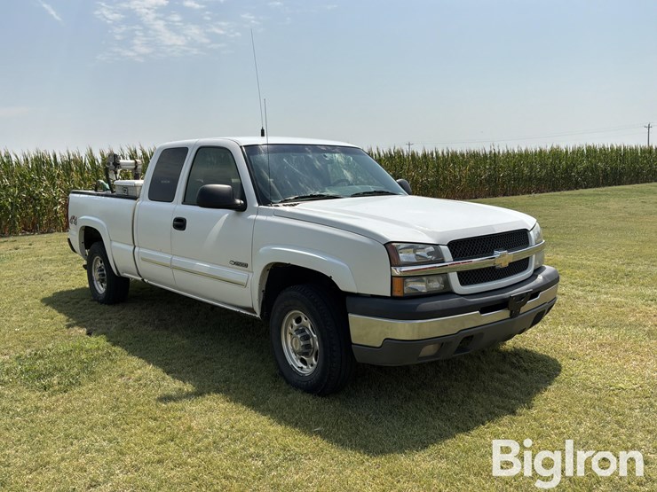 2003-chevrolet-silverado-2500-ls-4x4-extended-cab-pickup-image-3