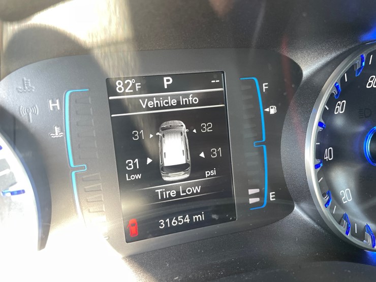 #1518-•-2020-chrysler-voyager-mini-van-(has-wi-title)-image-32