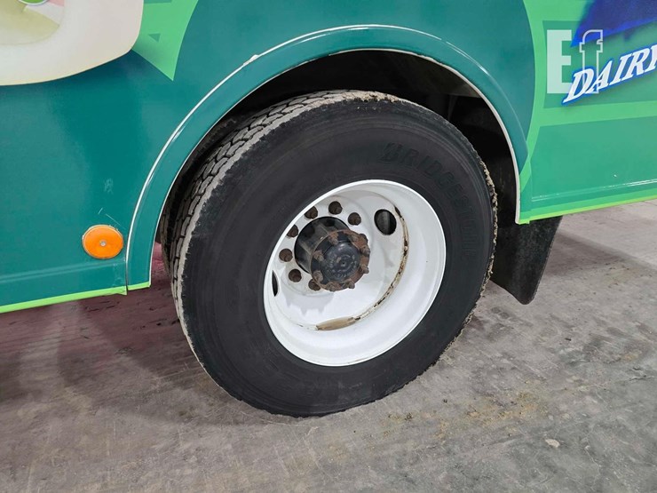 2004-freightliner-business-class-m2-106-image-21