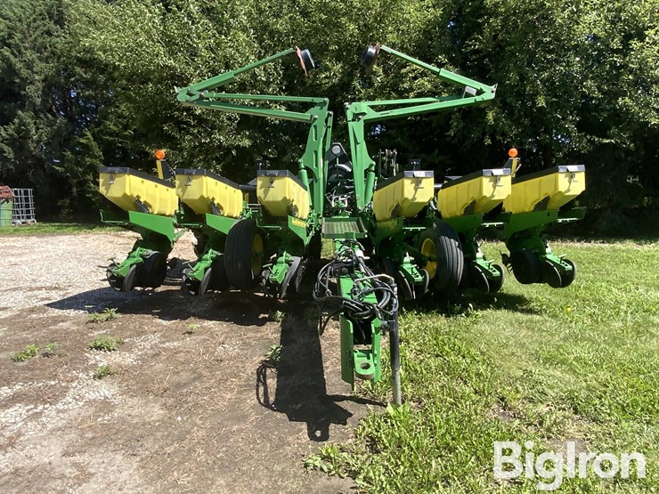 2004-john-deere-1760-maxemerge-plus-12r30"-vacuum-planter-image-2