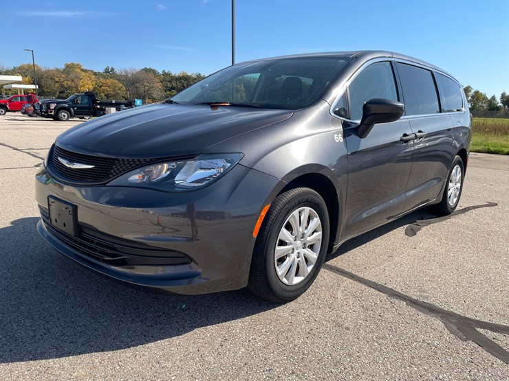 #1519-•-2020-chrysler-voyager-mini-van-(has-wi-title)-image-1