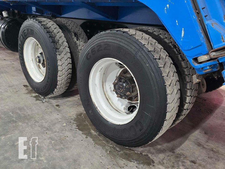 2010-freightliner-business-class-m2-106-image-22