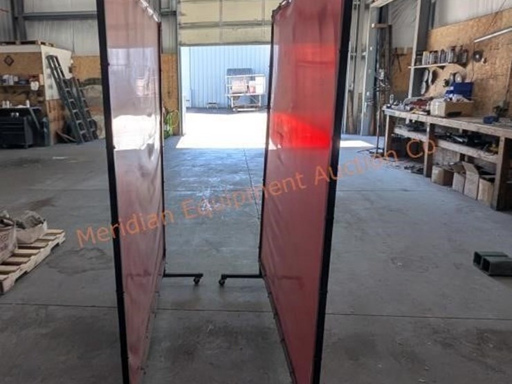 2--welding-arc-shields-on-casters-image-8