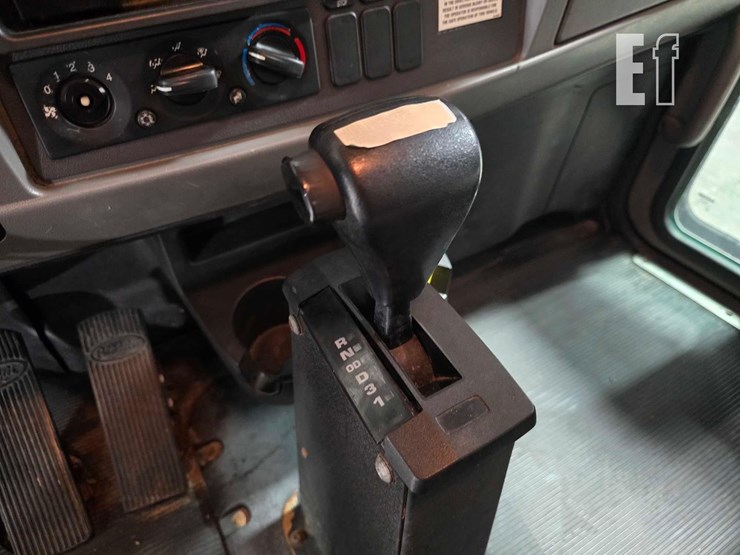 2011-peterbilt-337-image-15