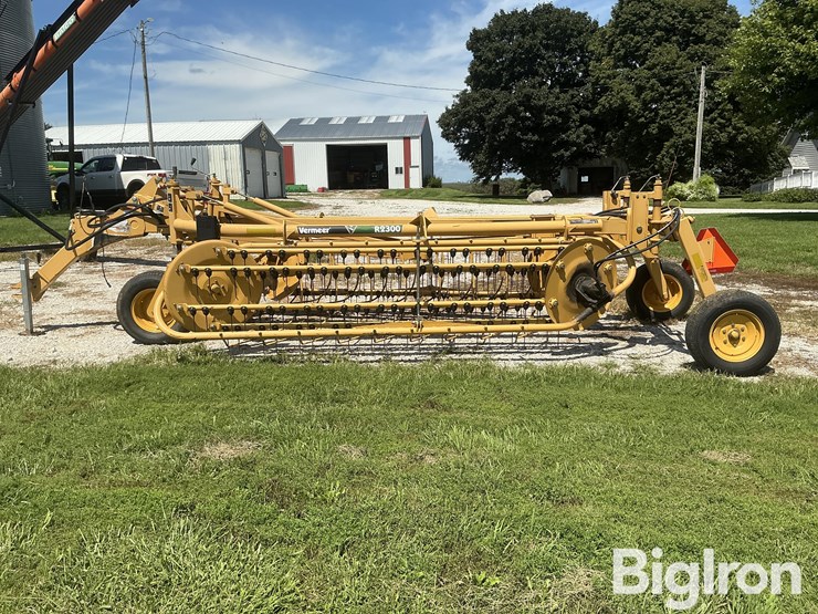 2009-vermeer-r2300-twin-basket-hay-rake-image-8