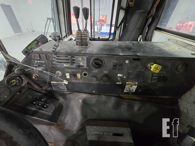 2002-mack-mr600-image-15