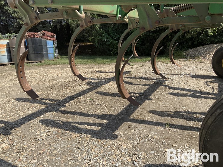 john-deere-712-pull-type-12'-disk-chisel-ripper-image-15