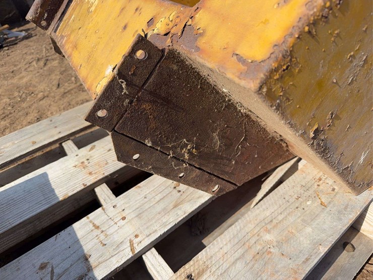 caterpillar-seat/fuel-tank-image-3
