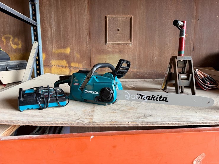 #2003-•-makita-xgt-battery-operated-chainsaw-with-charger-image-1