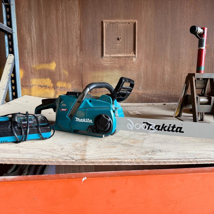#2003 • Makita XGT Battery Operated Chainsaw with Charger