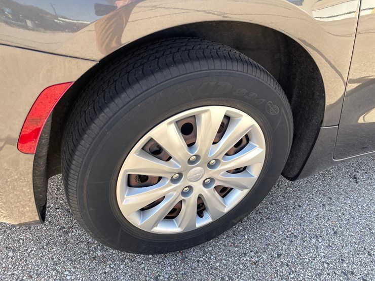 #1519-•-2020-chrysler-voyager-mini-van-(has-wi-title)-image-17