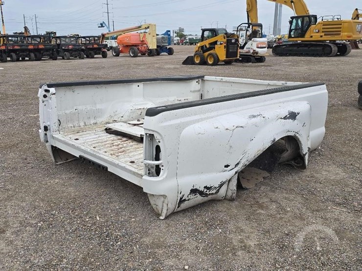 dual-rear-wheel-pickup-truck-bed-image-3