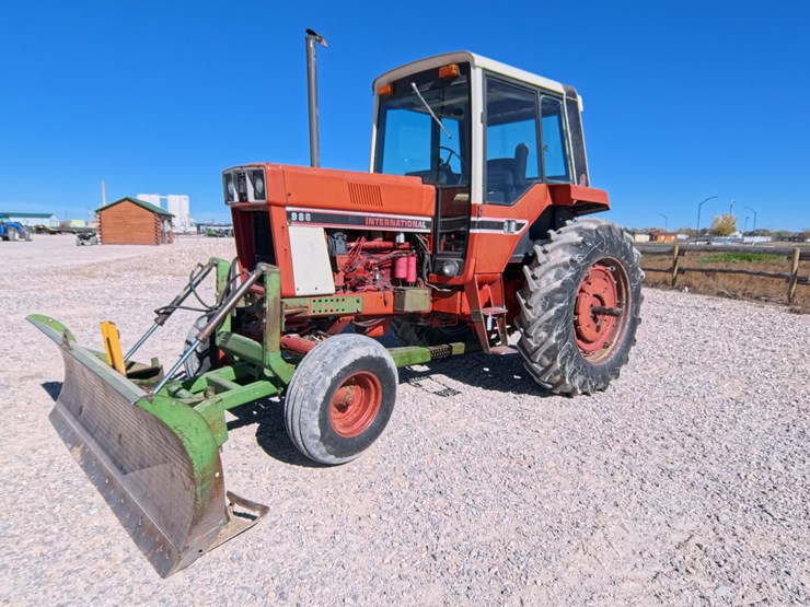 #1056-•-international-986-tractor-image-44