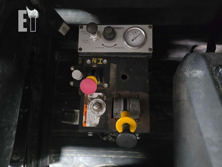 2016-caterpillar-ct660-image-16