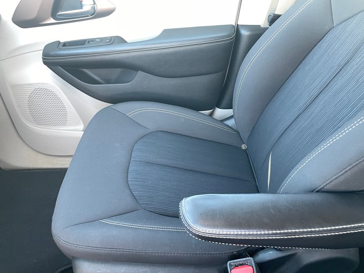 #1518-•-2020-chrysler-voyager-mini-van-(has-wi-title)-image-24