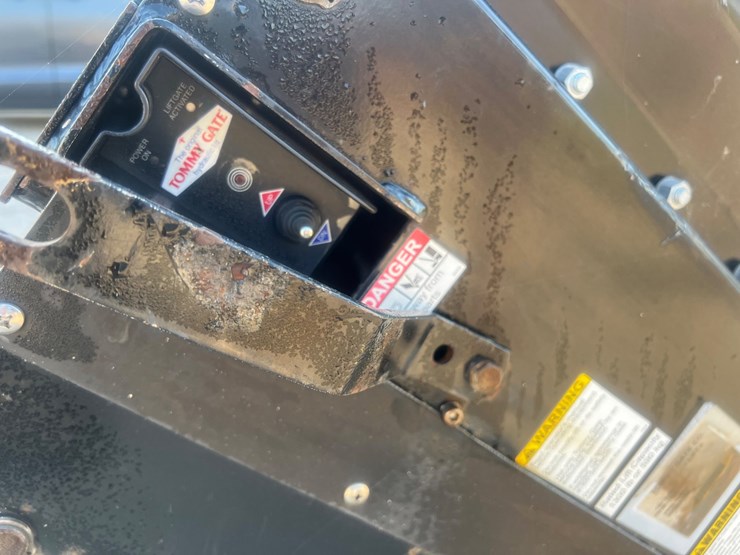 #1514-•-1,300-lb.-electric-tommy-gate-image-7