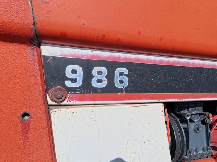 #1056-•-international-986-tractor-image-6