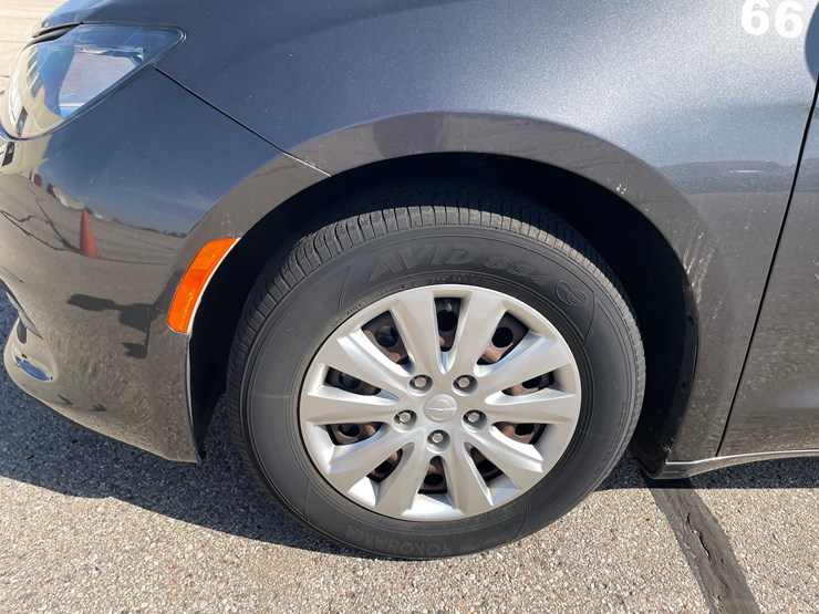 #1519-•-2020-chrysler-voyager-mini-van-(has-wi-title)-image-9