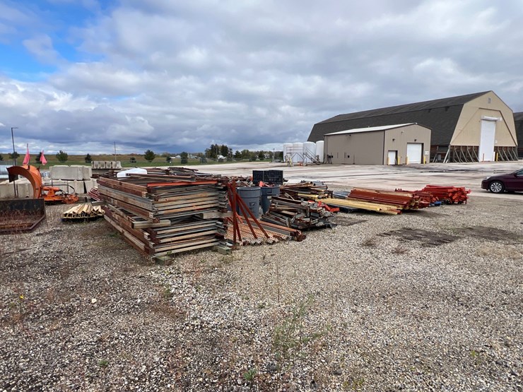 #2103-•-steel-pallet-racking-upright-frames,-cross-beams,-and-more-image-1
