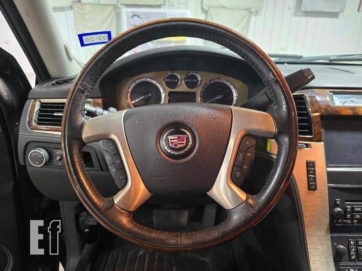2013-cadillac-escalade-platinum-image-10
