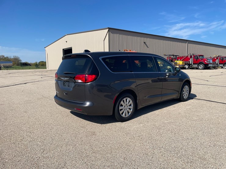 #1515-•-2020-chrysler-voyager-mini-van-(has-wi-title)-image-17