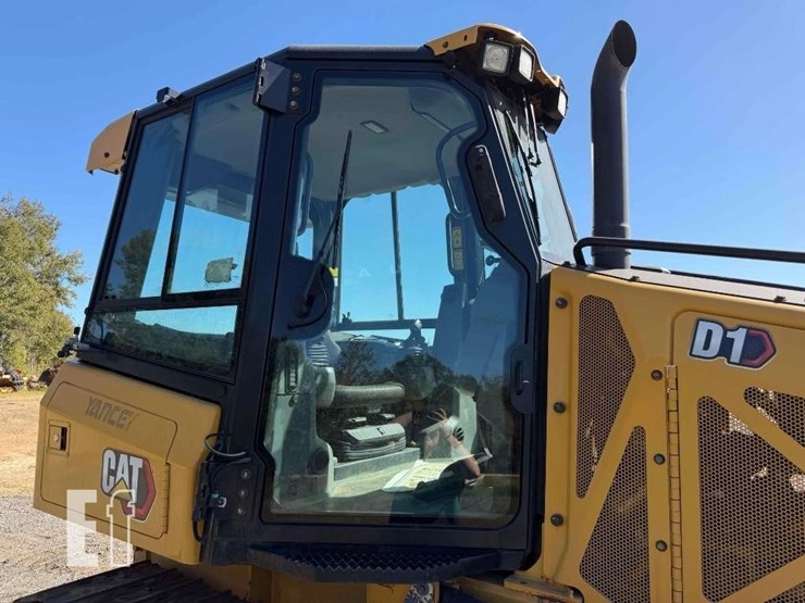 2020-caterpillar-d1-image-34
