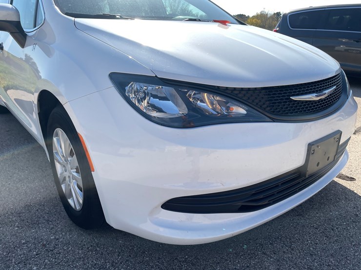 #1520-•-2020-chrysler-voyager-mini-van-(has-wi-title)-image-12