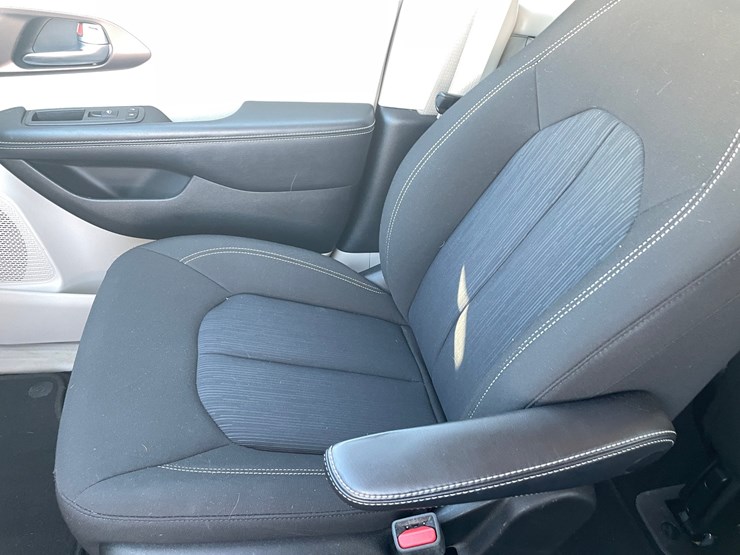 #1519-•-2020-chrysler-voyager-mini-van-(has-wi-title)-image-26