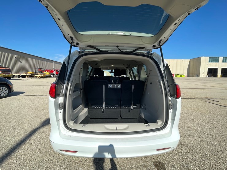 #1516-•-2020-chrysler-voyager-mini-van-(has-wi-title)-image-25